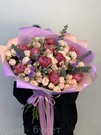 Букет из пионовидных роз, кустовых пионовидных роз, маттиоллы, статицы и эвкалипта