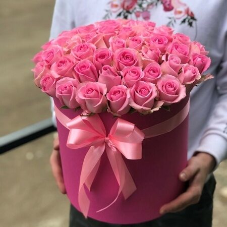 Розовая роза в коробке
