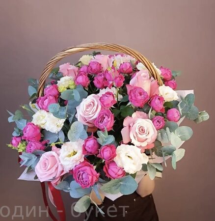 Корзина из роз, эустом, эвкалипта
