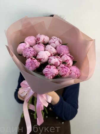 Букет из 15 розовых пионов