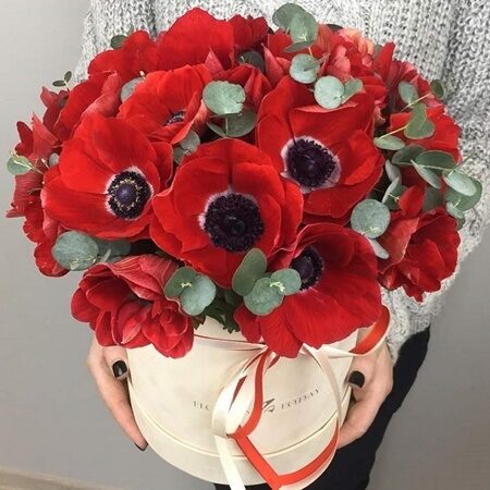 Анемоны в шляпной коробке