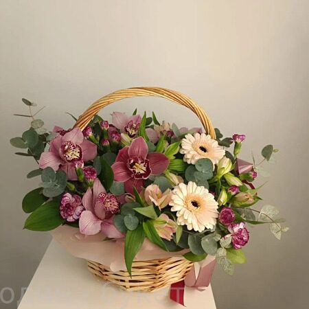 Корзина из орхидей, гербер, альстромерий, диантусов