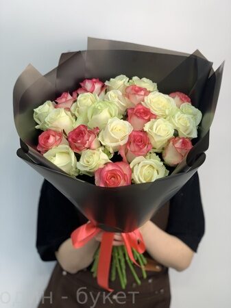 Букет из 25 бело-розовых роз