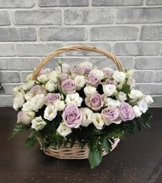 Корзина розы и эустомы