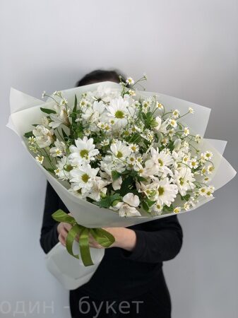 Букет из ромашек, хризантем и альстромерий