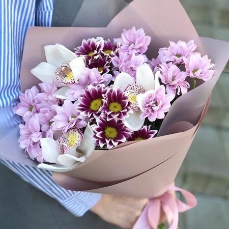Букет из кустовых хризантем и орхидей
