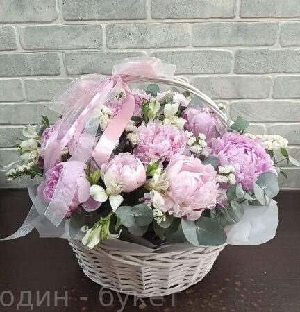 Корзина из пионов, альстромерий, статицы и эвкалипта