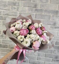 Букет из 9 розовых пионов и маттиолы