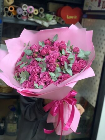 Букет пионовидных роз с зеленью
