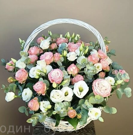 Корзина из роз, эустом и эвкалипта