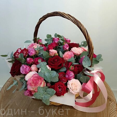 Корзина из роз и эвкалипта