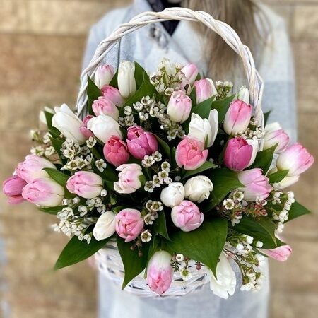Корзина из 51 тюльпана