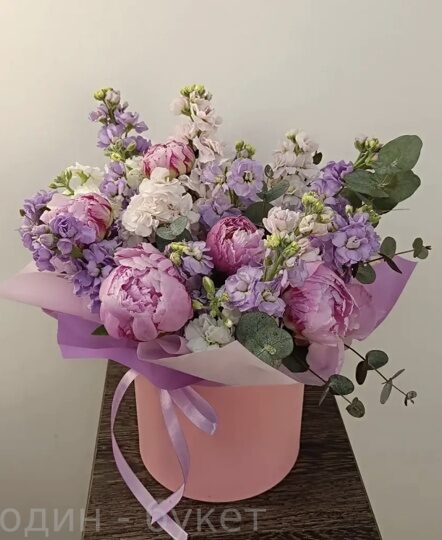 Коробочка из пионов, маттиолы и эвкалипта