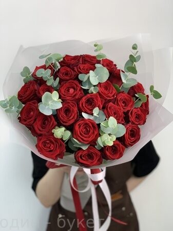 Букет из 25 красных роз с эвкалиптом