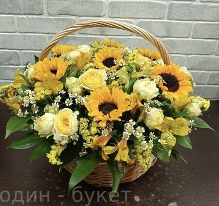 Корзина подсолнухов и роз