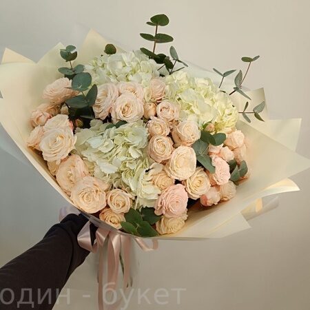 Букет из гортензий, пионовидных роз и эвкалипта