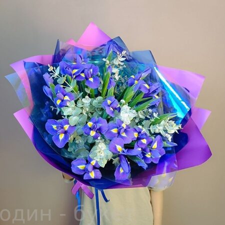Букет из ирисов и эвкалипта