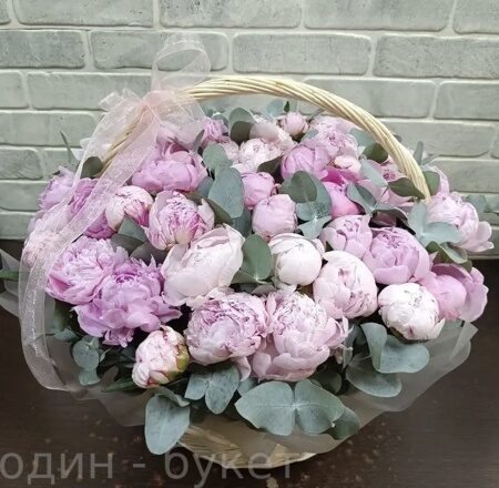 Корзина из 51 розового пиона с эвкалиптом