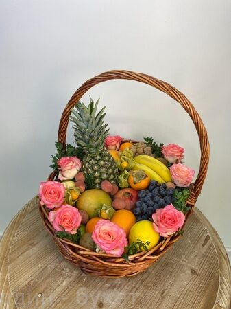 Фруктовая подарочная корзина с розами