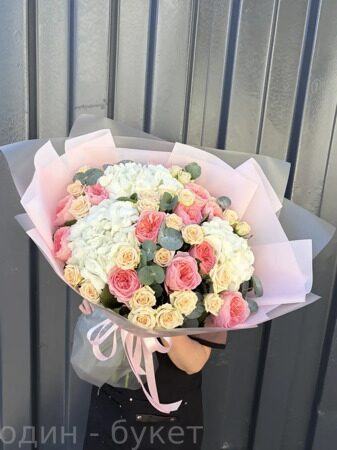 Букет из гортензий, роз, эвкалипта