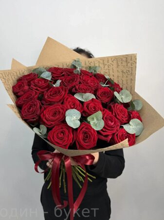 Букет из 25 красных роз в крафте