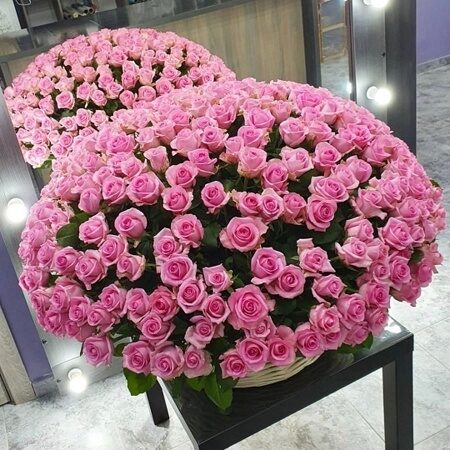 Корзина из 301 розовой розы