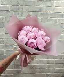 Букет из 9 розовых пионов