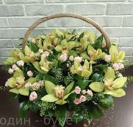Корзина из орхидей, роз и зелени