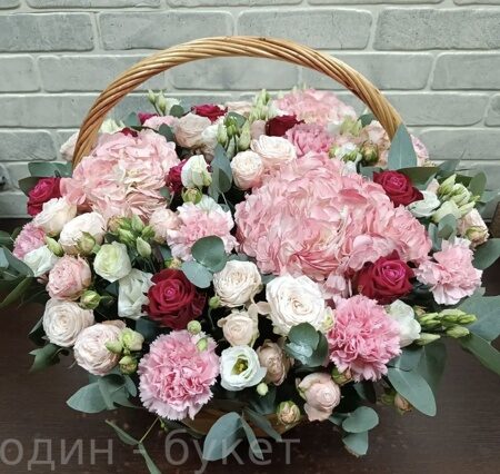 Корзина из гортензий, роз, диантусов и эустом