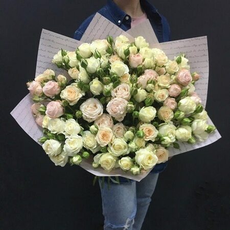 Букет из 45 кустовых пионовидных роз