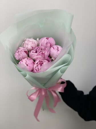 Букет из 7 розовых пионов