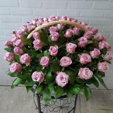 Корзина из 101 сиреневой розы