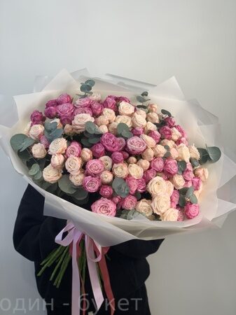 Букет из пионовидной кустовой розы с эвкалиптом