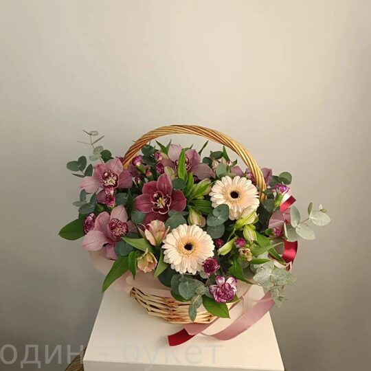 Корзина из орхидей, гербер, альстромерий, диантусов
