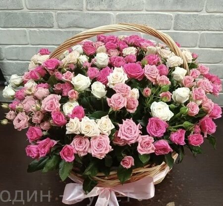 Корзина из 51 кустовой розы