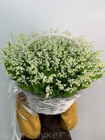 Шикарная корзина с ландышами