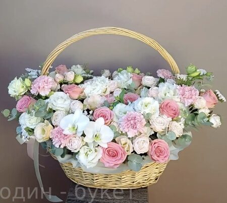 Корзина из роз, диантусов, эустом, орхидей, ститицы, эвкалипта
