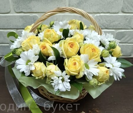 Корзина из роз и хризантем