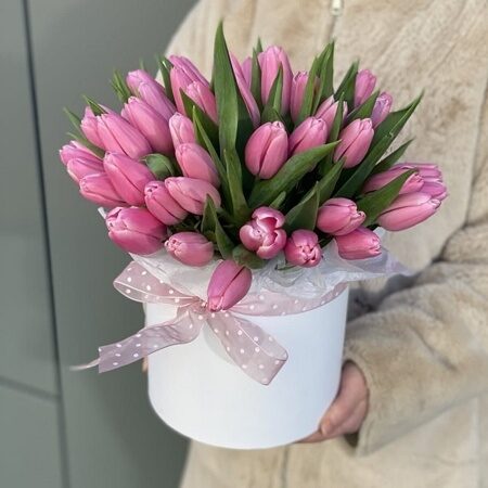 Розовые тюльпаны в шляпной коробке