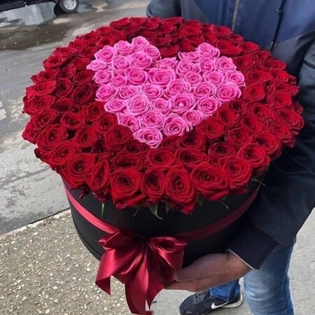 Сердце из роз в шляпной коробке