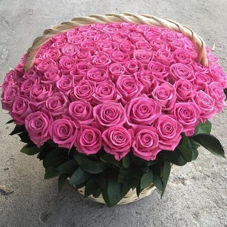 Корзина из 101 розовой розы
