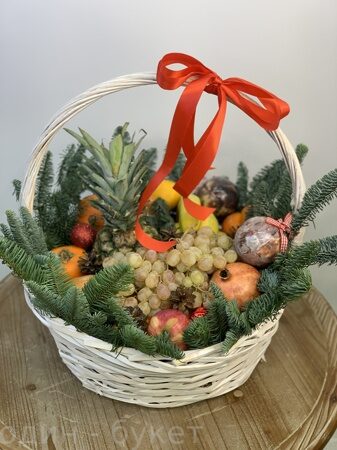 Новогодняя фруктовая подарочная корзина