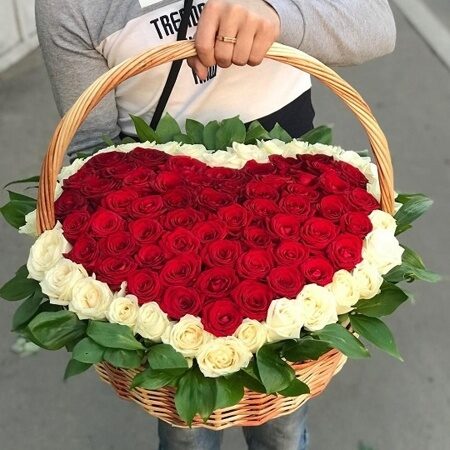 Сердце из 101 розы в корзине