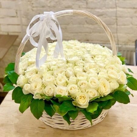 Корзина из 101 белой розы