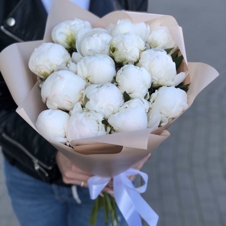 Букет белых пионов