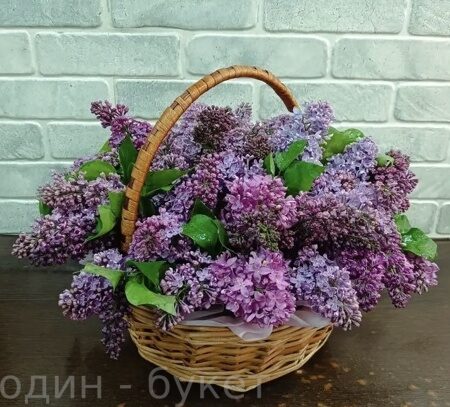 Корзина из сирени и зелени