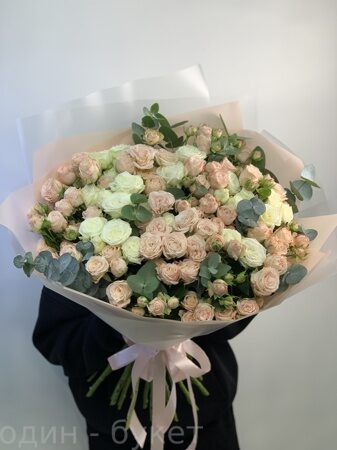Шикарный букет из пионовидной кустовой розы с эвкалиптом