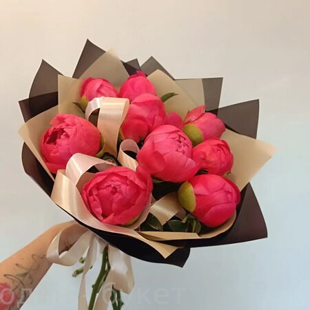 Букет из 9 коралловых пионов