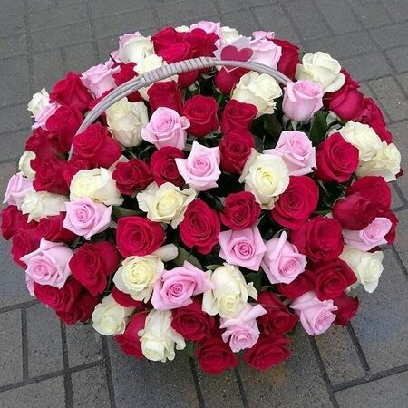 Корзина из 101 разноцветной розы