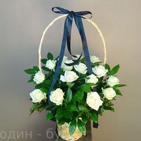 Корзина из белых роз и зелени